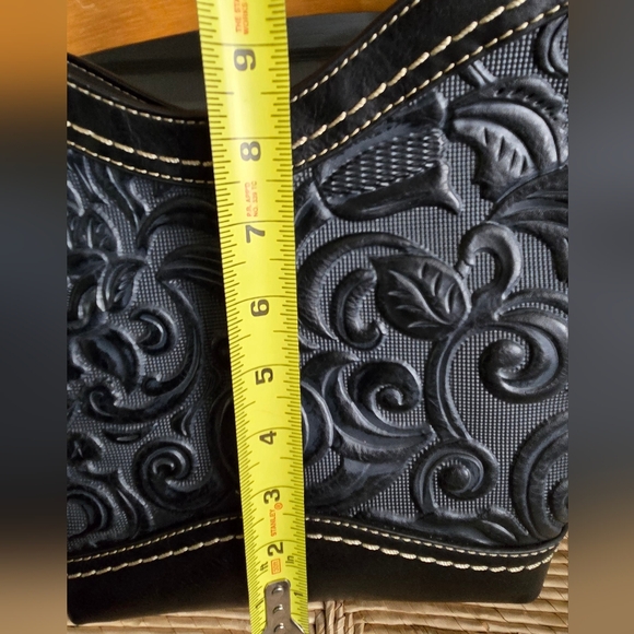 B.O.C. Floral Embossed Black Leather Crossbody Bag - Picture 3 of 9
